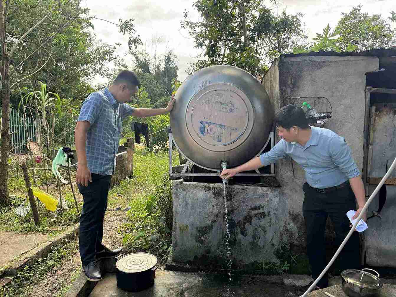 Phóng viên báo Lao Động cùng chuyên viên Phòng Văn hóa - Xã hội xã Liên Sơn Lắk về buôn đặc biệt khó khăn tìm hiểu cuộc sống người dân. Ảnh: Bảo Lâm