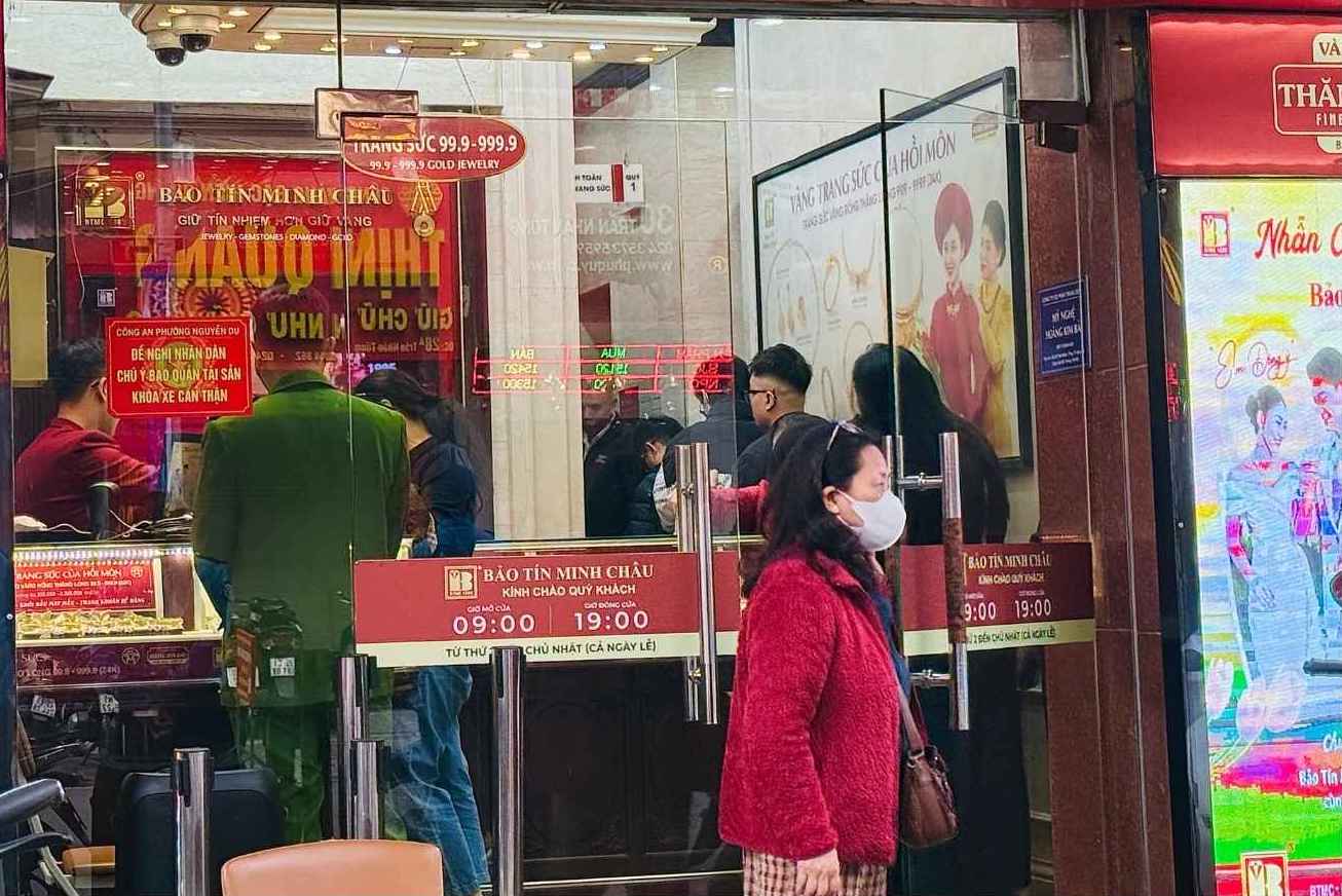 Sang 7.12, nhieu nguoi cho doi trong mot cua hang vang bac da quy tai Ha Noi de mua vang nhan. Anh: Phuong Anh