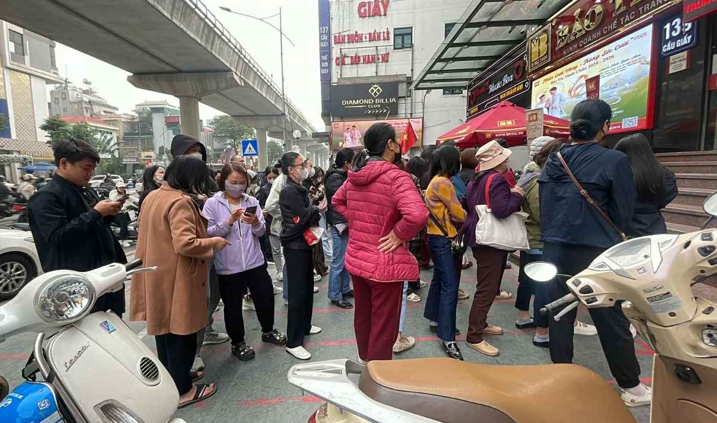 Nhieu nguoi xep hang cho mua nhan truoc cua hang vang o Cau Giay, Ha Noi. Anh: Thanh Van