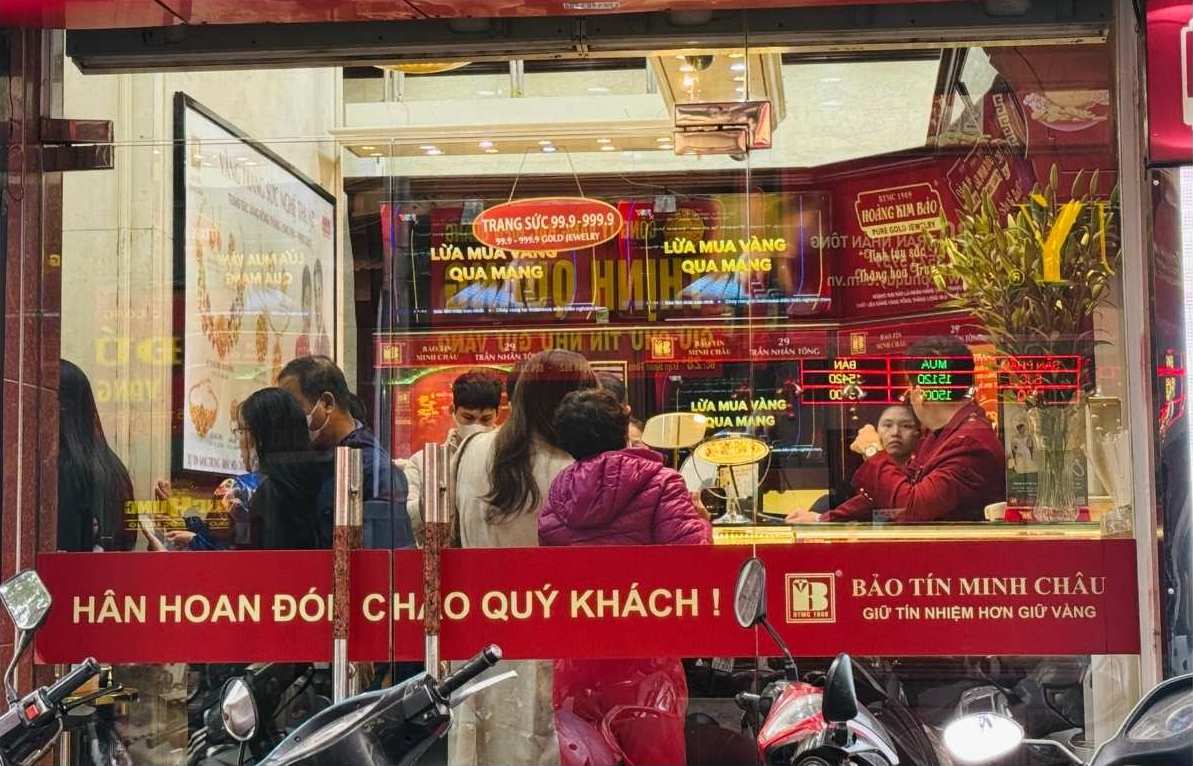 Du gia lien tuc bien dong, vang nhan van thu hut nhieu nguoi san mua. Anh: Phuong Anh