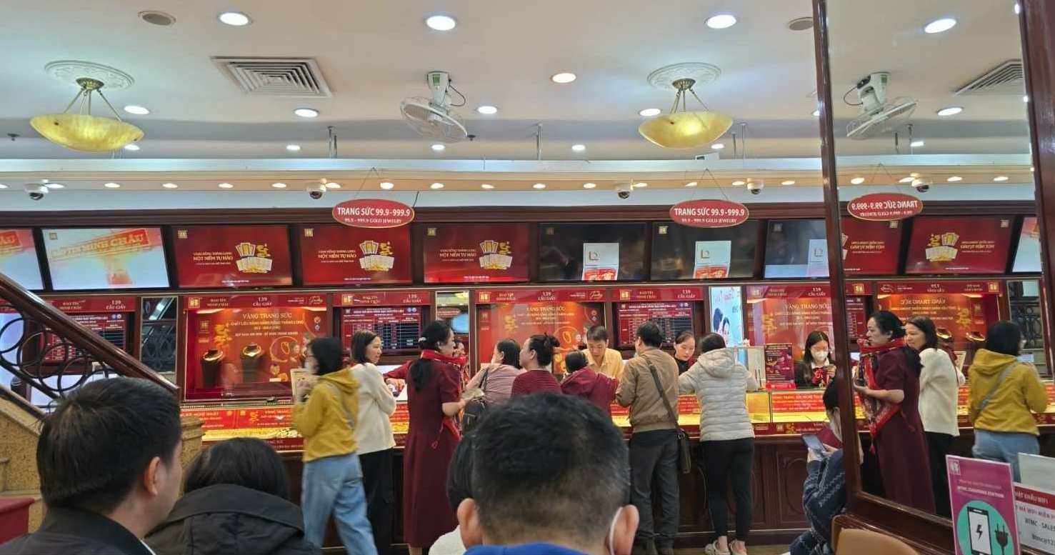 Cua hang vang tap nap khach giao dich. Anh: Thanh Van