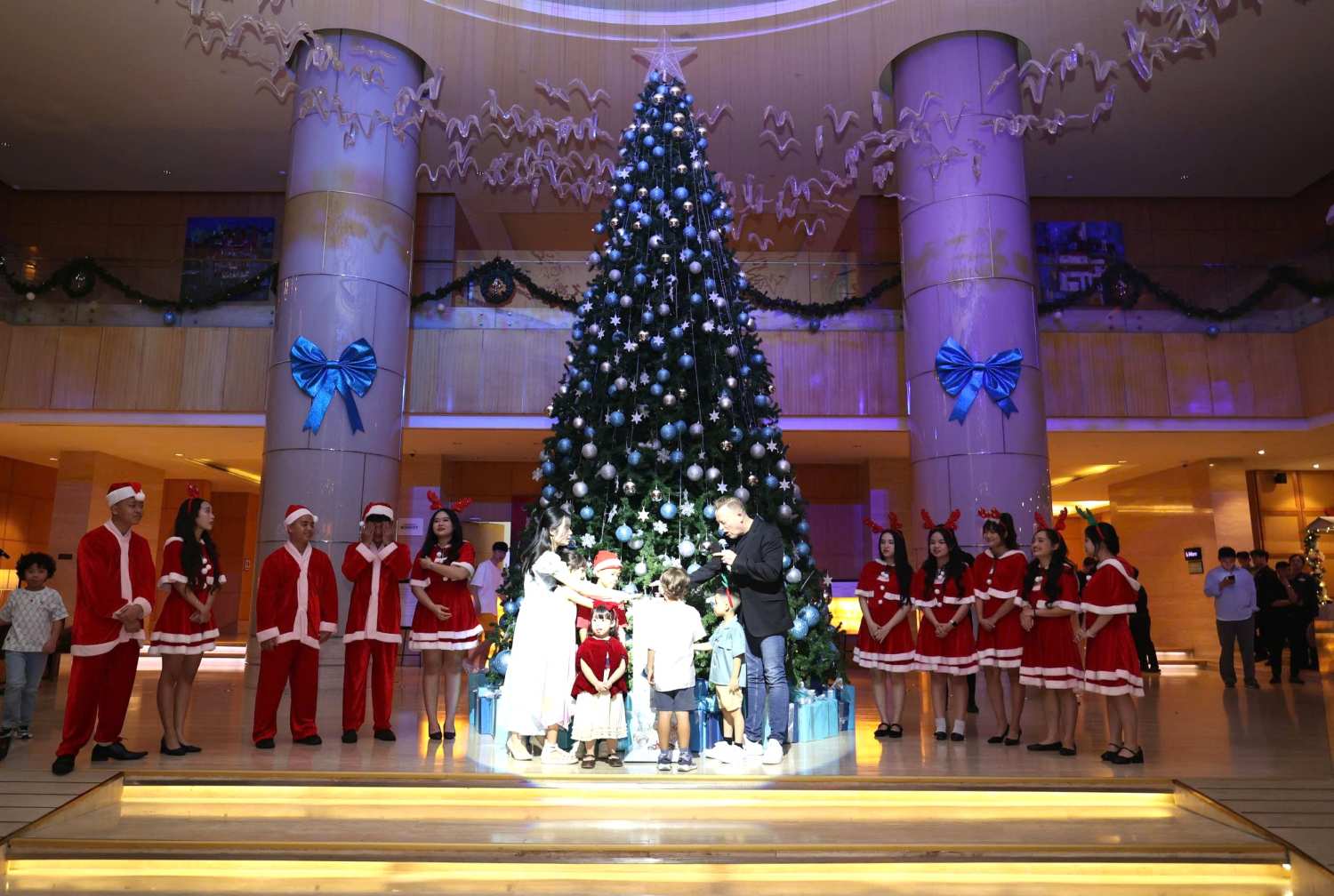 Le rituel de l'éclairage des pins et de l'ouverture du stand du festival ouvre la série d'activités qui durera tout le mois au Sheraton Nha Trang Hotel & Spa. Photo : Phuong Linh