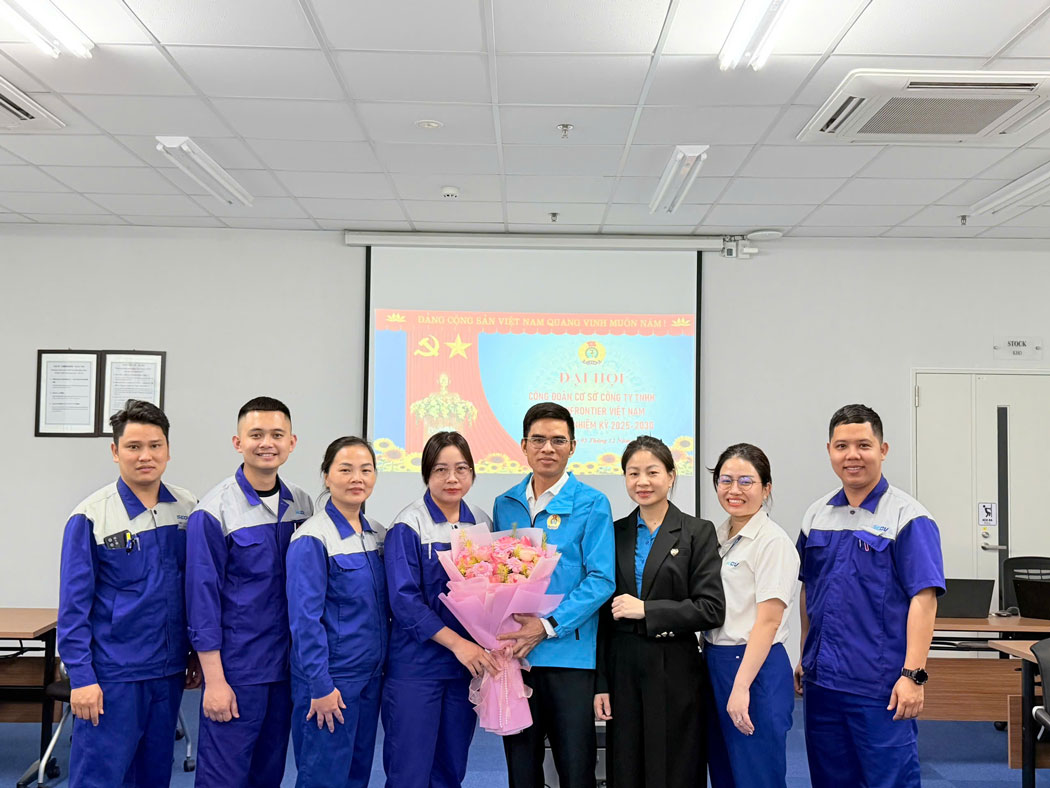 Lideres del Comite Sindical del Parque Industrial de la provincia de Phu Tho entregan flores para felicitar al nuevo comite ejecutivo. Foto: An Vi