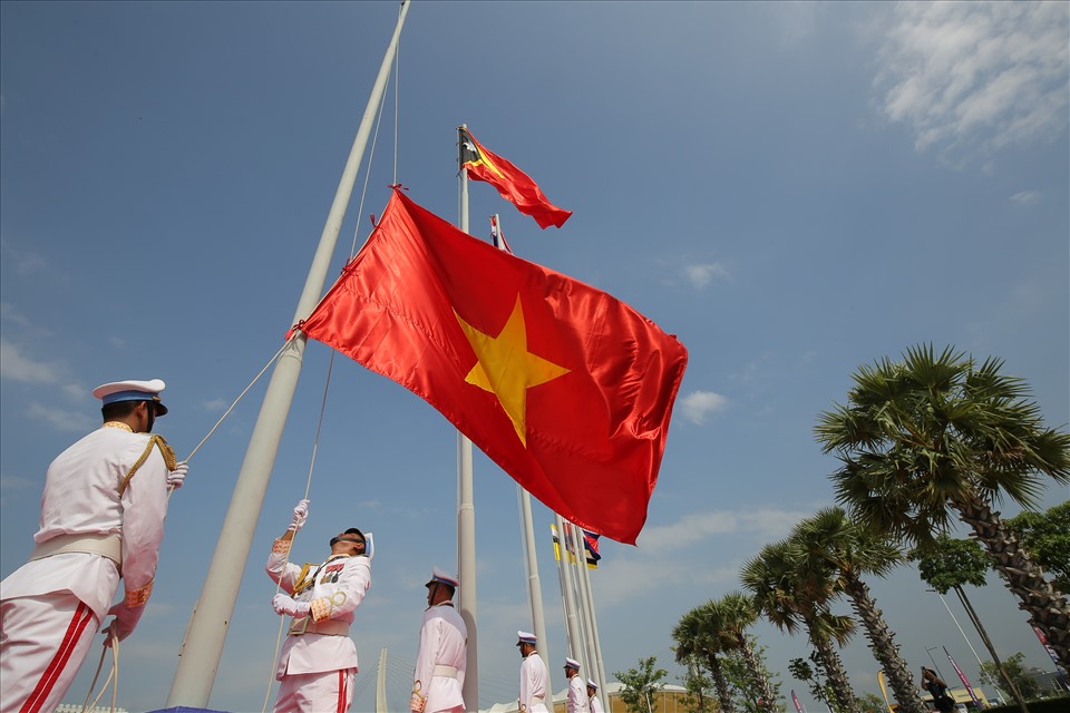 The moment the Vietnamese flag was raised at the flag-raising ceremony of the 32nd SEA Games in Cambodia. Photo: Thanh Vu