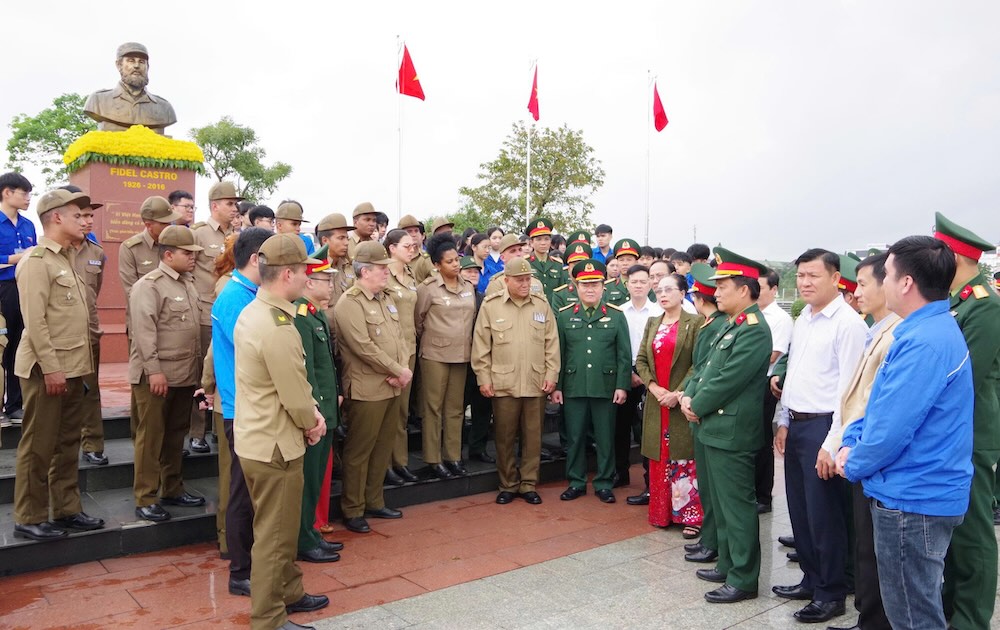 The young Cuban officer group returned to the place where the Vietnam - Cuba sentiment was imprinted on the fiery land of Quang Tri. Photo: Xuan Dien