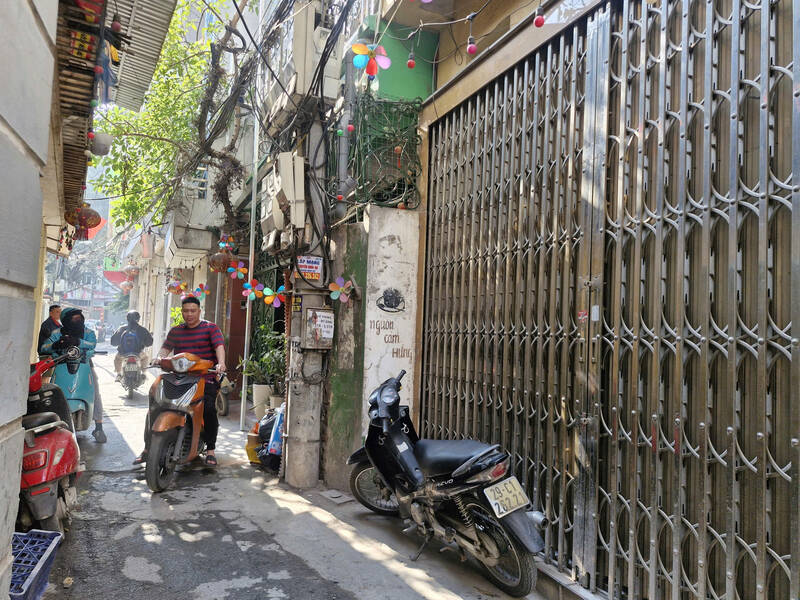 The segment of houses in alleys in Hanoi is sought after by many people. Photo: Thu Giang