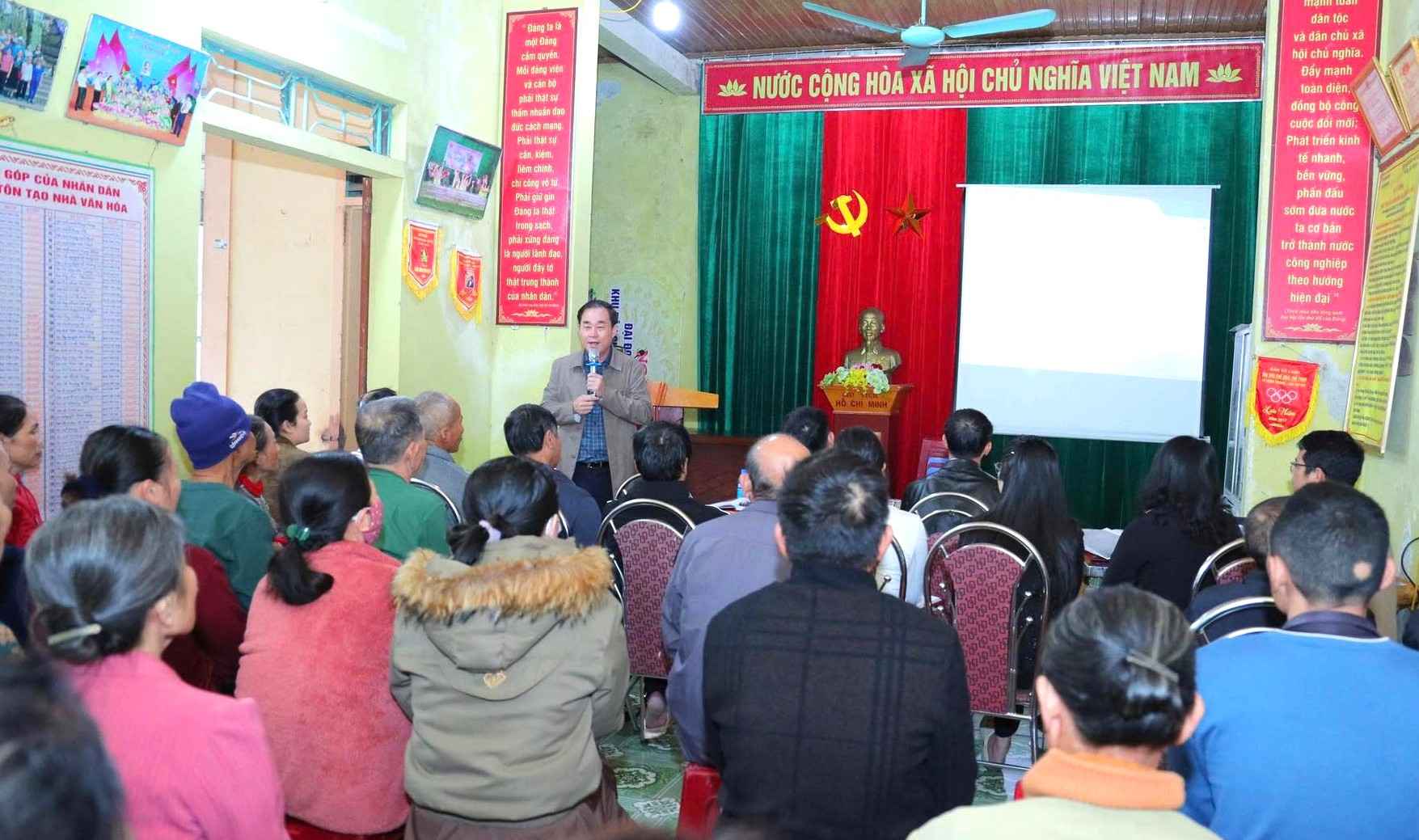 Mr. Nguyen Huu Ha, Chairman of Lam Thanh Commune People's Committee (Nghe An) announced the resettlement planning for the North - South high-speed railway project in Van Vien hamlet. Photo: Ngoc Anh