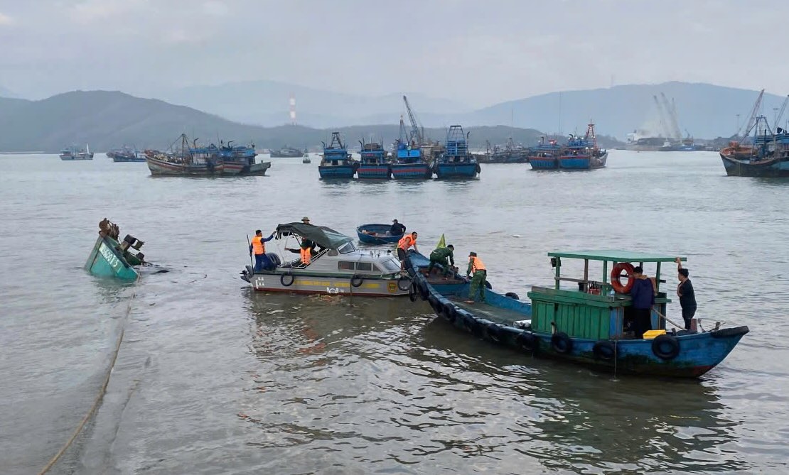 The fishermen's fishing boat sank, luckily the crew members were saved. Photo: Border Guard