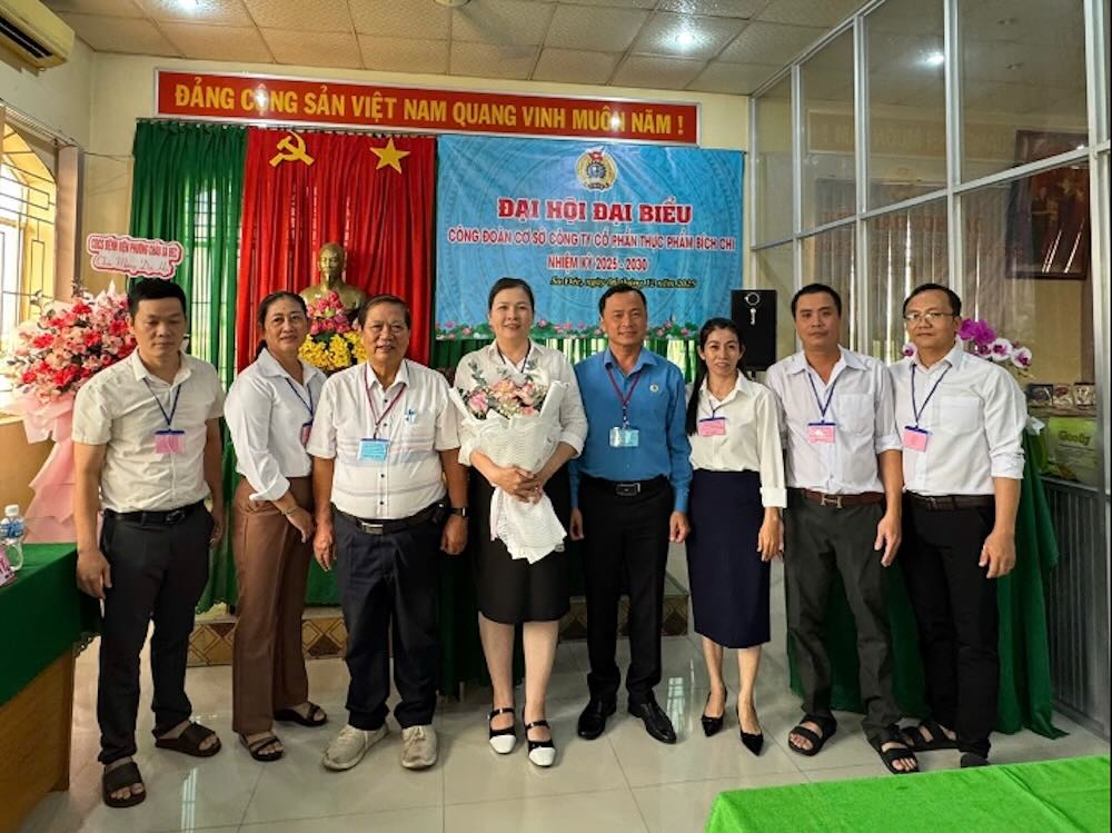 Ong Nguyen Thanh Tuan – Pho Chu tich LDLD tinh Dong Thap; ong Pham Thanh Binh – Tong Giam doc Cong ty tang hoa chuc mung Ban Chap hanh khoa XXI. Anh: Luu Hung. 