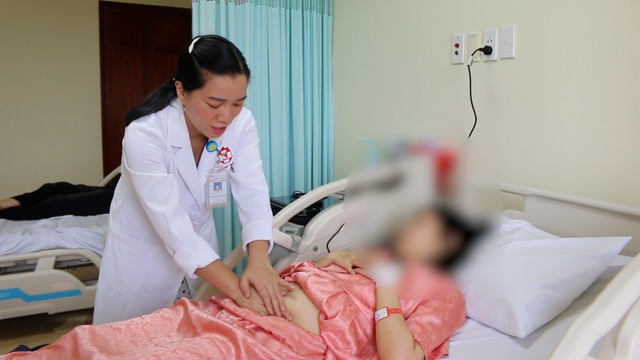 The patient had a ruptured uterus and was successfully supported by the doctor. Photo: Nguyen Ly