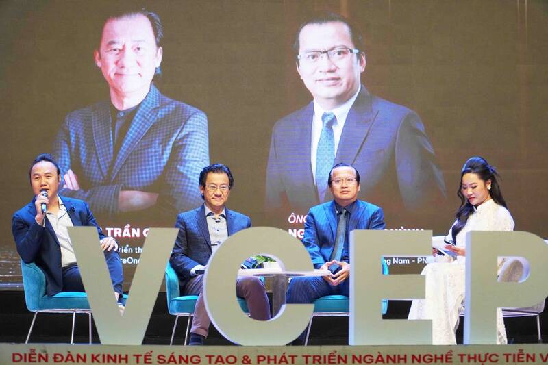 Los ponentes comparten sobre el viaje para crear una marca vietnamita sostenible en el Foro Economico de Creatividad y Desarrollo Profesional en la practica. Foto: Ngoc Le