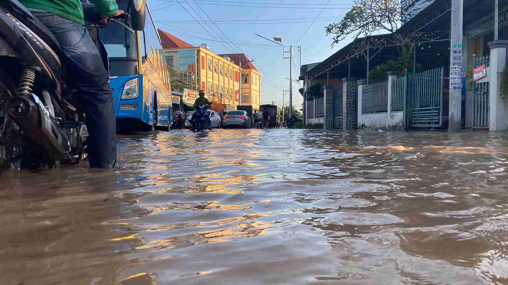Mac du troi khong mua, nhung nhieu dia phuong thuoc tinh Binh Thuan cu van bi ngap sau hom 5.12. Anh: Phuc Khanh