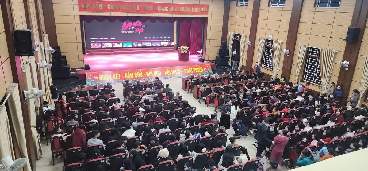 La comuna de Que Phong (Nghe An) se coordina para organizar la proyeccion gratuita de la pelicula 'Mua do' en el gran auditorio del Comite del Partido de la comuna. Foto: Ngoc Anh