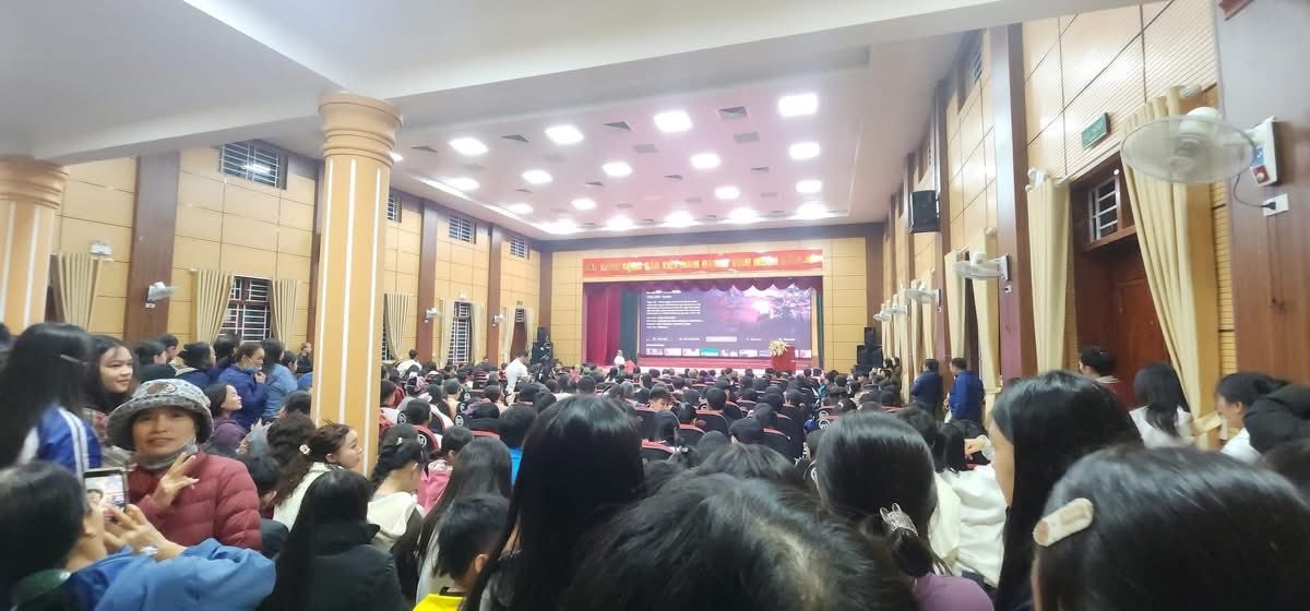 Buoi chieu phim thu hut dong dao cac tang lop nhan dan. Anh: Ngoc Anh