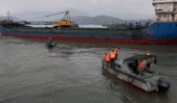 Rescue fishing boat carrying many fishermen that sank near Hon La island. Photo: Quang Tri Border Guard