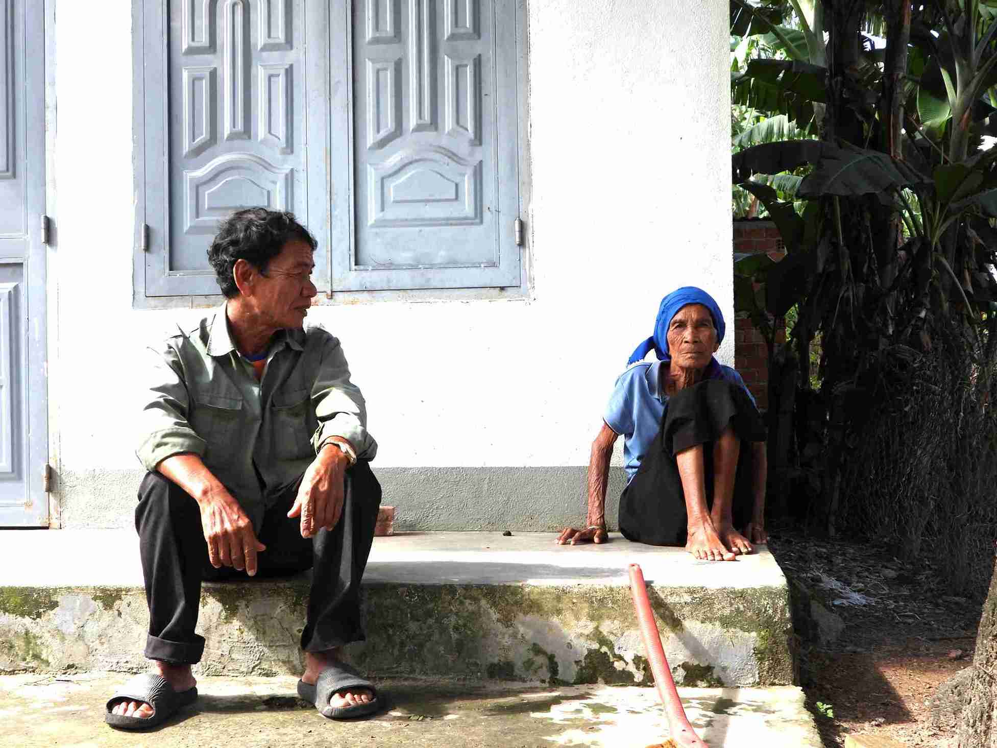 Nguoi uy tin o xa Lien Son Lak dang dong vai tro khong the thay the, la cau noi giua chinh quyen voi co so. Anh: Bao Lam