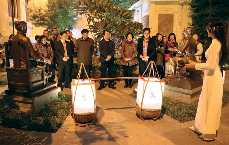 Tour “Chu Tam, chu Tai” tai Bao tang Van hoc duoc xem la mot trong nhung san pham du lich van hoa ve dem hap dan o Ha Noi. Anh: Hoang Quyen