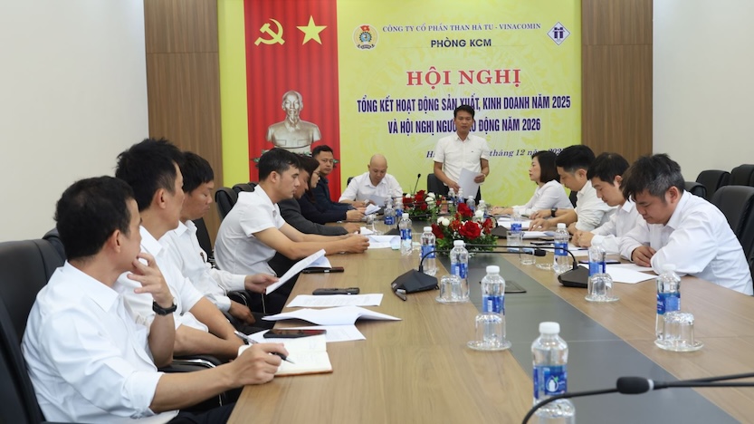 24시간 내내 하투 석탄 회사 직속 노동조합은 2025년 생산 및 사업 업무 총괄 및 2026년 노동자 회의를 성공적으로 개최했습니다. 사진: 호앙 후옌