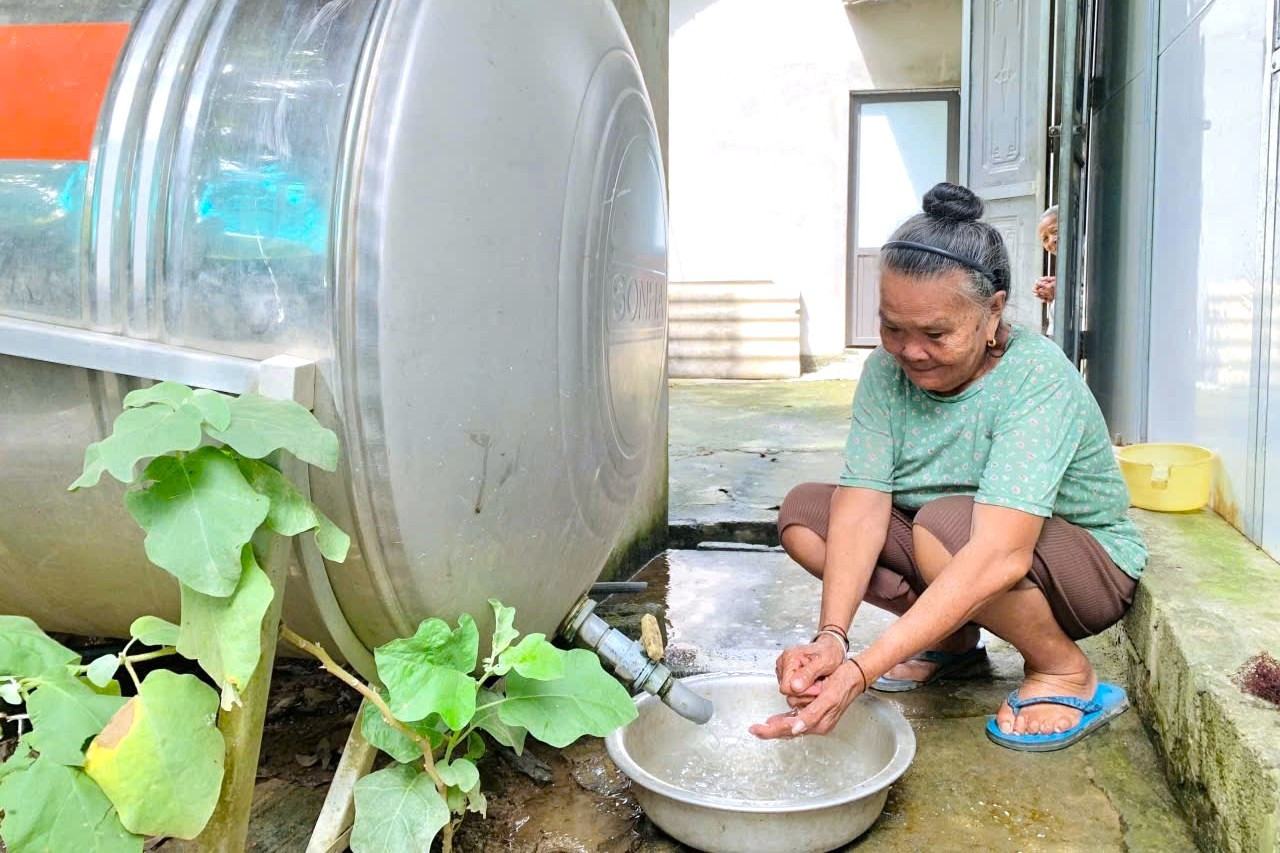 The joy of the people of Nghe An mountainous area is supported with clean water. Photo: Ngoc Anh