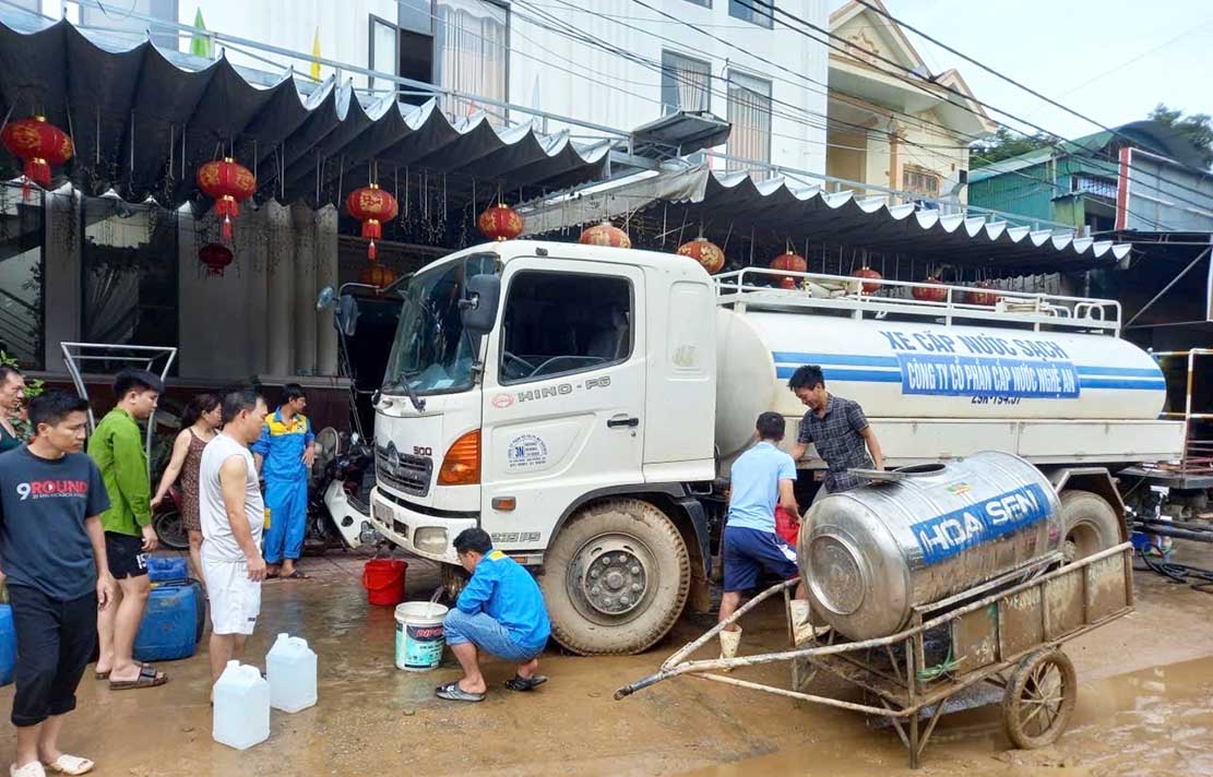 Cong ty Co phan Cap nuoc Nghe An dieu xe bon cho nuoc sach cap mien phi cho nguoi dan vung lu, mot giai phap khan cap tam thoi. Anh: Ngoc Anh