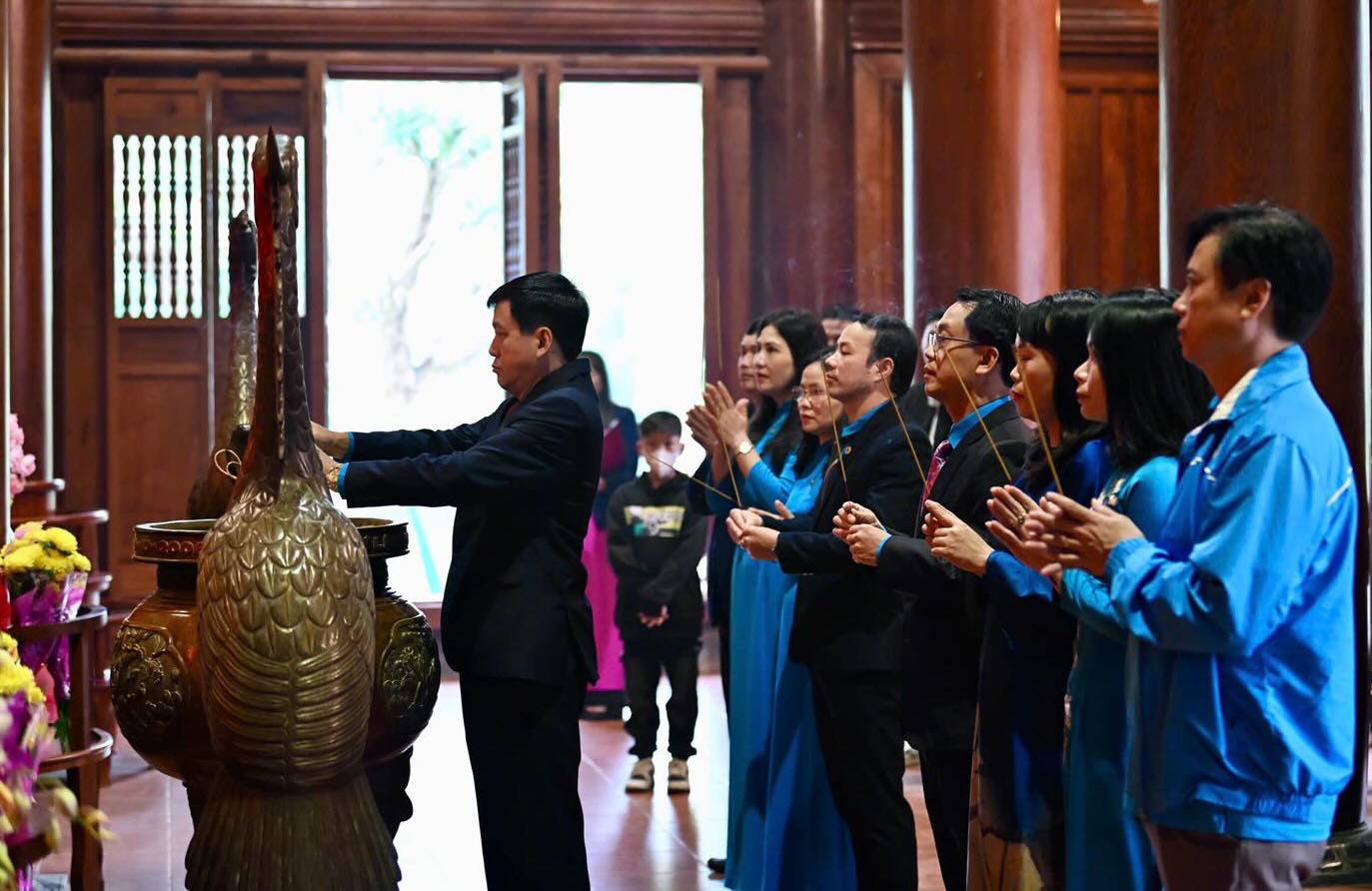 Nghe An省労働組合代表団がホー・チ・ミン主席の追悼の線香を捧げる。写真:Nghe An労働組合