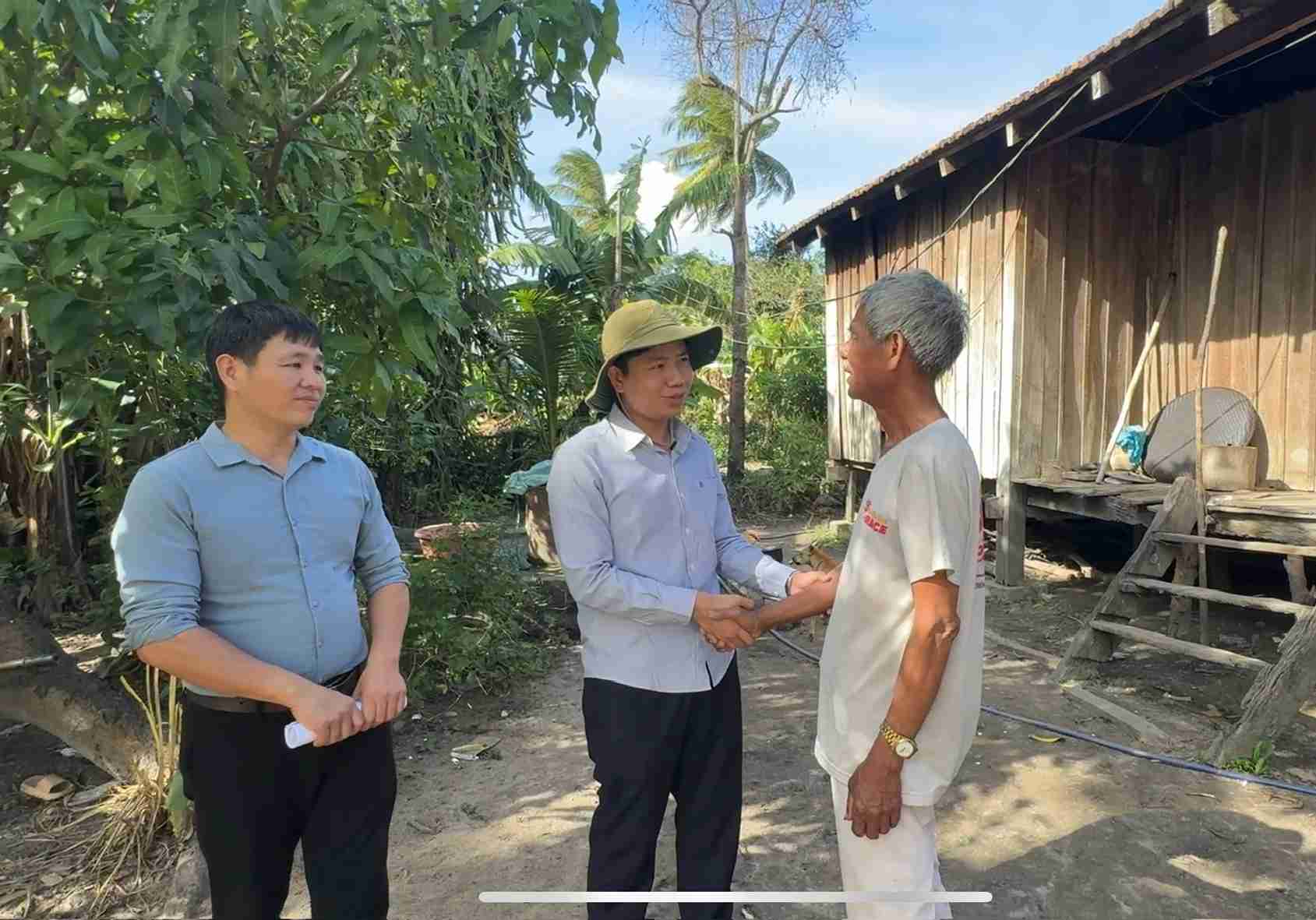 Personas de prestigio en la comuna de Lien Son Lak han contribuido y estan contribuyendo a construir una nueva vida apoyando a la gente a comprender y comprender mejor las politicas y directrices del Partido y las politicas y leyes del Estado. Foto: Bao Lam