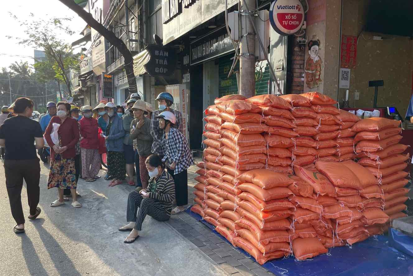 Nguoi dan kho khan den nhan gao. Anh: Dinh Trong
