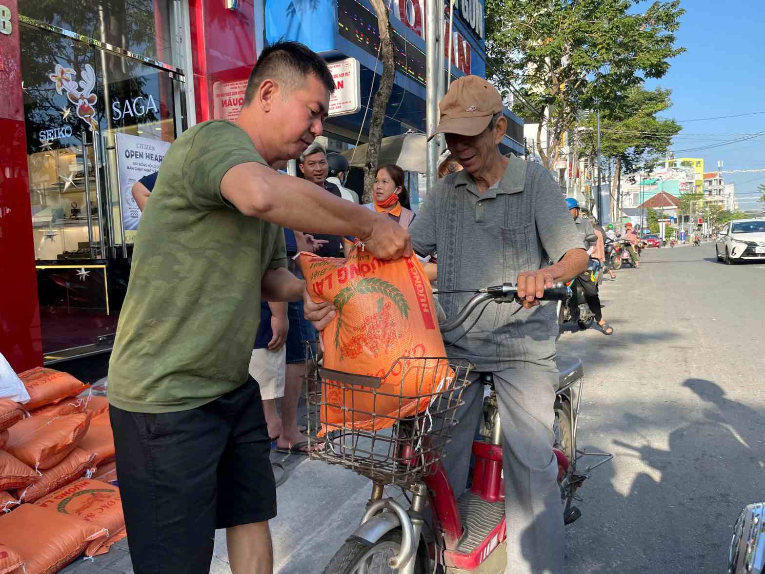 8 tan gao duoc trao cho khoang 800 nguoi kho khan. Anh: Dinh Trong