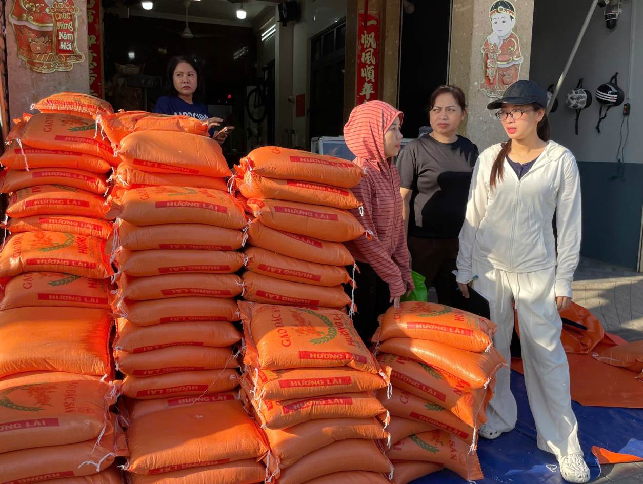 The winner of 9 special lottery tickets gave 100 million VND to buy rice to give to the disadvantaged. Photo: Dinh Trong