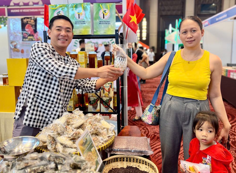 Khach hang nguoi Philippines mua san pham mat ong rung nguyen chat cua doanh nghiep tinh An Giang. Anh: Thien Thanh