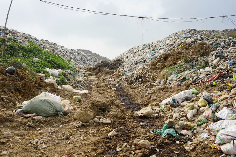 Nui Voi landfill (in Bim Son ward, Thanh Hoa province) has been overloaded for many years, garbage is as high as a mountain. Photo: Quach Du