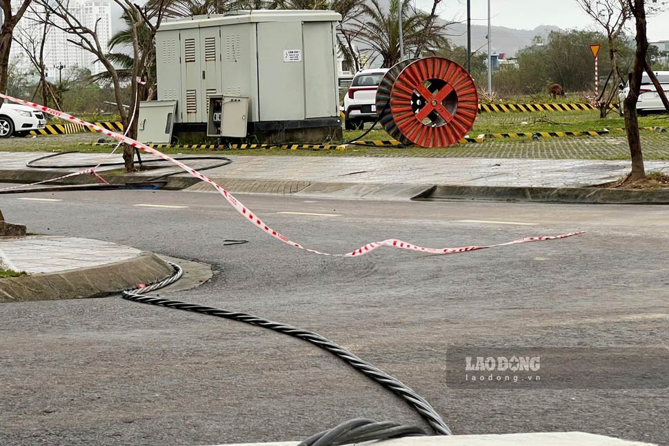 Nối điện từ trạm biến áp bên ngoài tòa nhà để vận hành tạm hệ thống thang máy. Ảnh: Hoài Phương