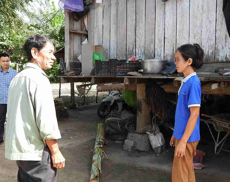 Prestigious people in Lien Son Lak commune lit the fire of the spirit of rising out of poverty. Photo: Bao Lam