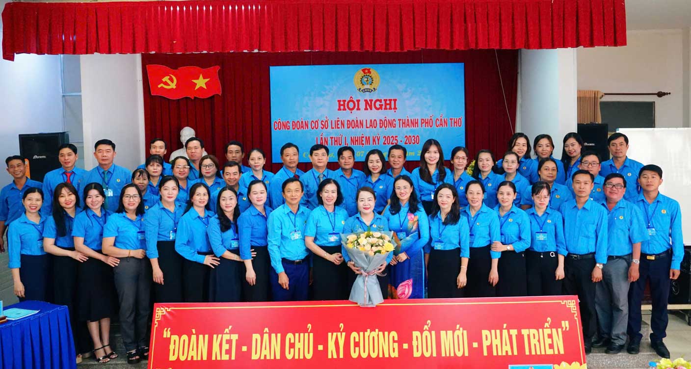 Các đại biểu chụp ảnh lưu niệm. Ảnh: Văn Nhanh