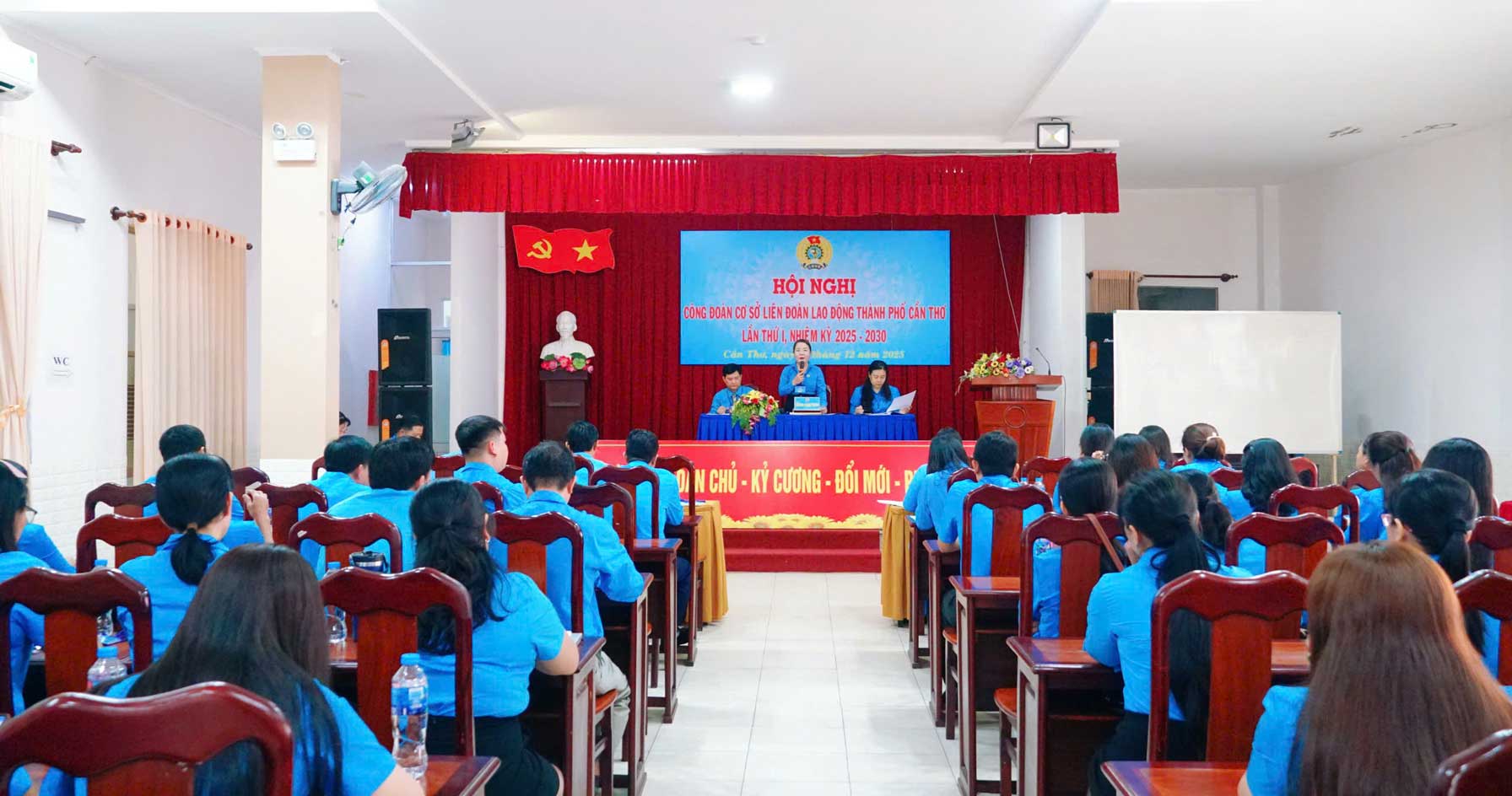 Quang cảnh hội nghị. Ảnh: Văn Nhanh