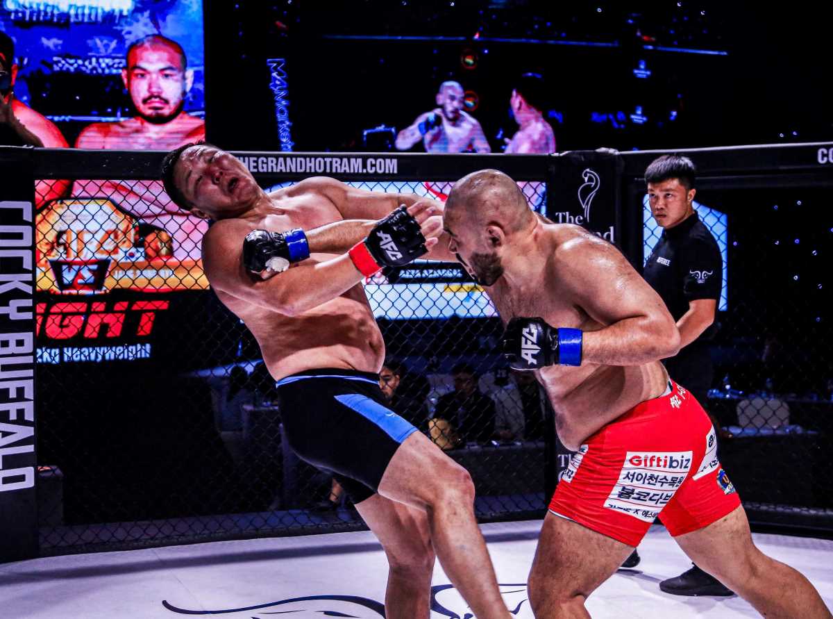 MMA fighter Azza Azjargal (Mongolia, red pants) won the 120kg weight class. Photo: Phong Le