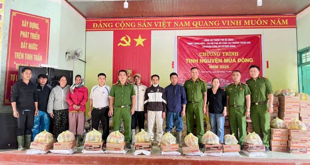 Doan Thanh nien Cong an phuong Thanh Khe phoi hop Chi doan Cong an xa Nam Giang trao qua ho tro cho cac ho dan bi thiet hai do mua lu tai xa Nam Giang. Anh: CATP