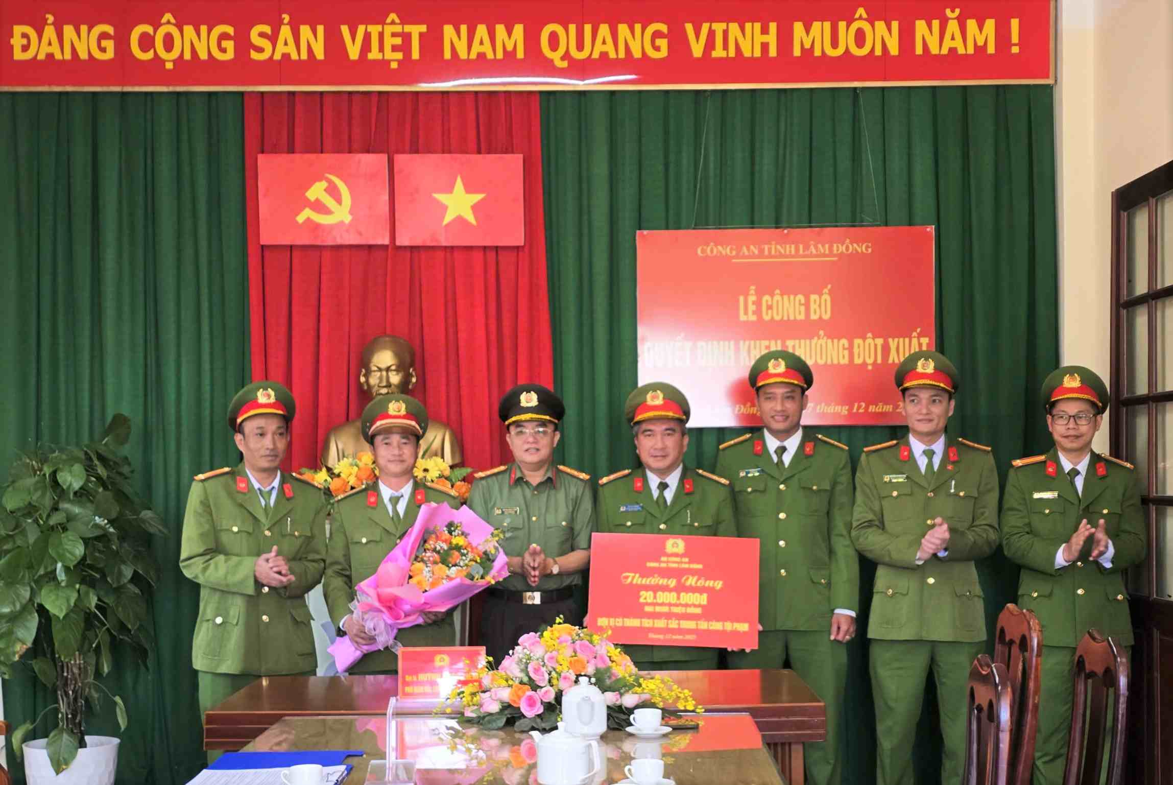 スアンフオン区警察 - ダラットは、ラムドン省警察署長から熱い褒美を受け取りました。写真：MV