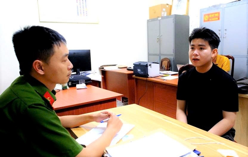 Doi tuong Nguyen Lam Thai tai co quan dieu tra. Anh: Cong an cung cap