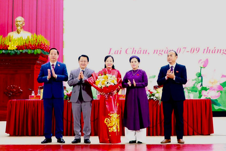 Cac dong chi lanh dao tinh tang hoa chuc mung tan Pho Chu tich HDND tinh Lai Chau Tan Thi Que. Anh: Cong thong tin dien tu Lai Chau