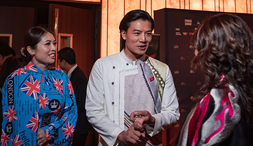 Dien vien Hieu Nguyen tro chuyen voi khan gia tai Tuan le Dien anh Viet Nam tai Phap. Anh: Nhan vat cung cap