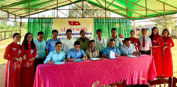 Các trường học, Trung tâm y tế xã và thôn làng cũng tham gia lễ kết nghĩa để hướng tới mục tiêu phát triển văn hóa, giáo dục, tiếp cận dịch vụ chăm sóc sức khỏe tốt. Ảnh: Hải Âu