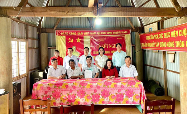 Lễ kết nghĩa là lời cam kết chia sẻ, hỗ trợ người dân vươn lên nâng cao đời sống xã hội. Ảnh: Hải Âu