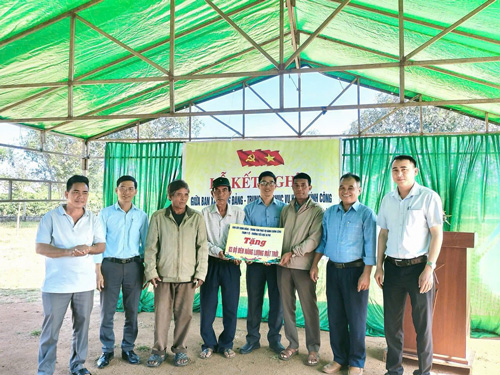 Trao quà cho người dân, chính quyền và thôn làng phấn đấu đạt các chỉ tiêu về kinh tế, môi trường, an ninh trật tự. Ảnh: Hải Âu