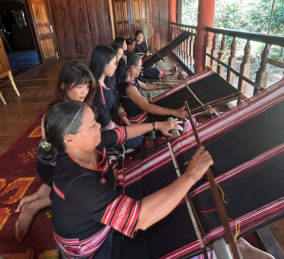 Đời sống người dân miền núi đã nhiều đổi thay, khởi sắc, văn hóa truyền thống được bảo tồn, lưu giữ. Ảnh: Hải Âu