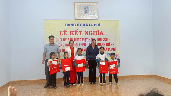 Ia Phi コミューンの貧しい生徒への恩返し、贈り物贈呈式、持続可能な貧困削減の取り組みを共に行う。写真: Hai Au