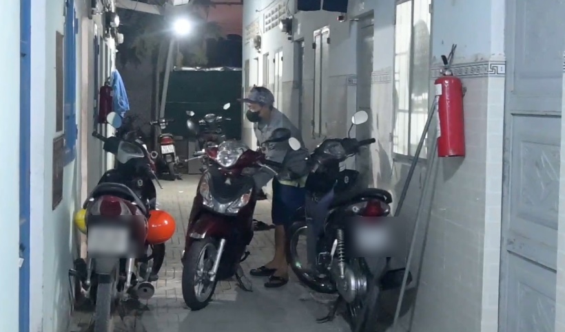 Khu nhà trọ Duy Phương (xã Tân Phước 3, tỉnh Đồng Tháp) được trang bị các bình chữa cháy mini. Ảnh: Thành Nhân