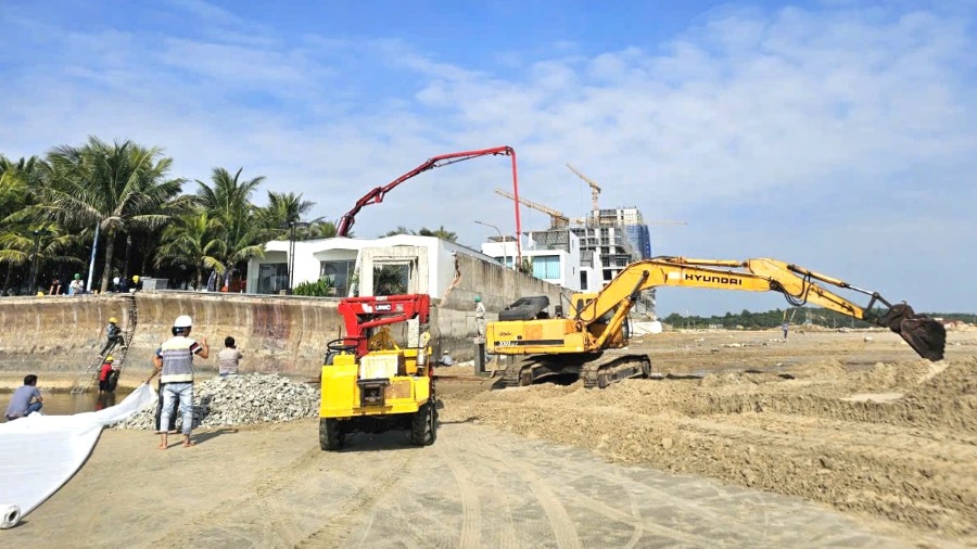 The Maris project investor mobilized workers to fix the seawall landslide incident. Photo: Long Nguyen