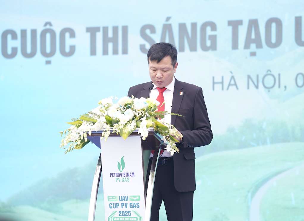 TS. Dinh Tan Hung – Vien truong Vien Cong nghe khong gian va duoi nuoc (Dai hoc Bach Khoa Ha Noi) phat bieu tai le khai mac. Anh: BTC