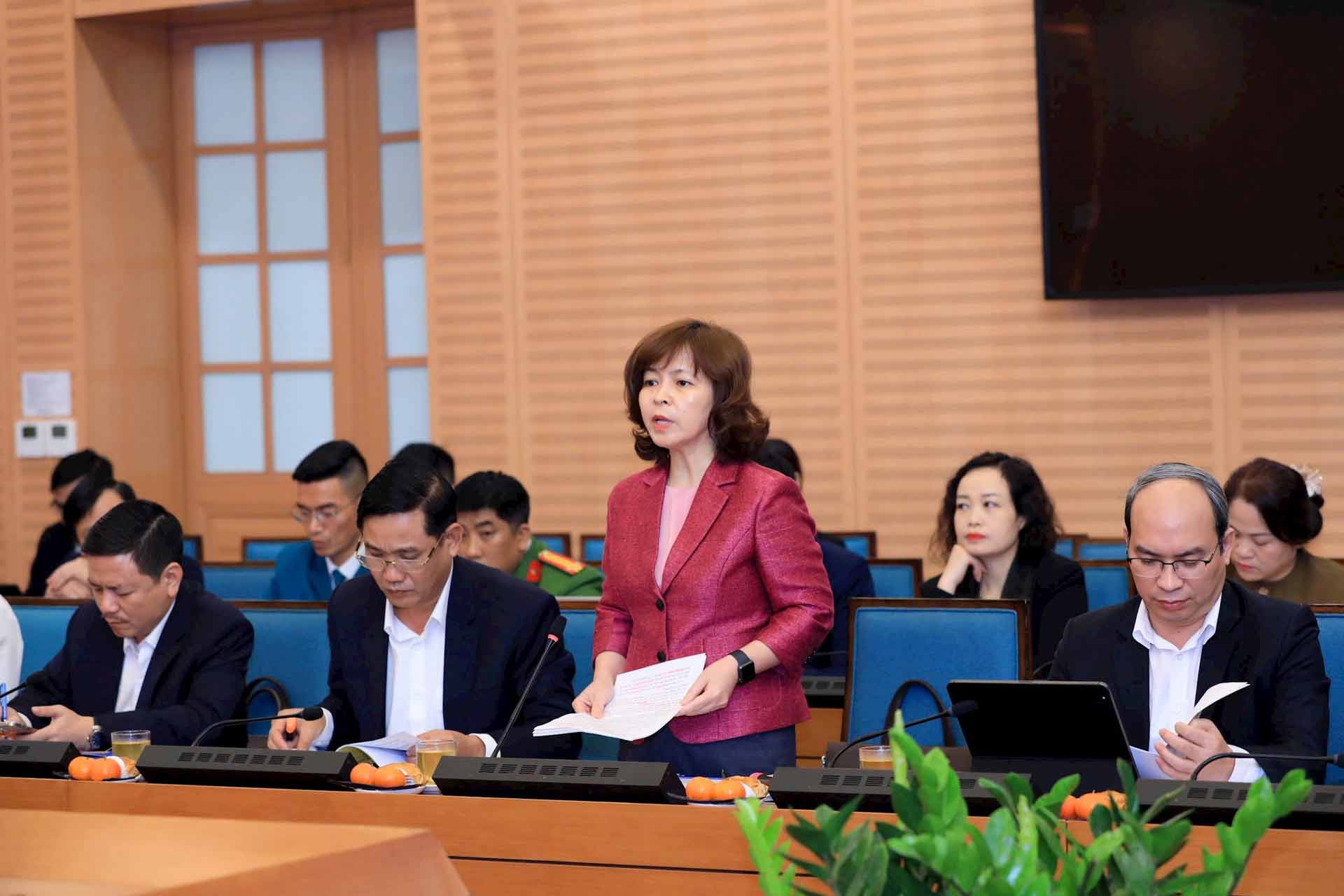 Thu Lam 면 당위원회 서기 인민의회 의장 Nguyen Thi Thanh Tam이 감독 회의에서 보고하고 있습니다. 사진: T.Hai